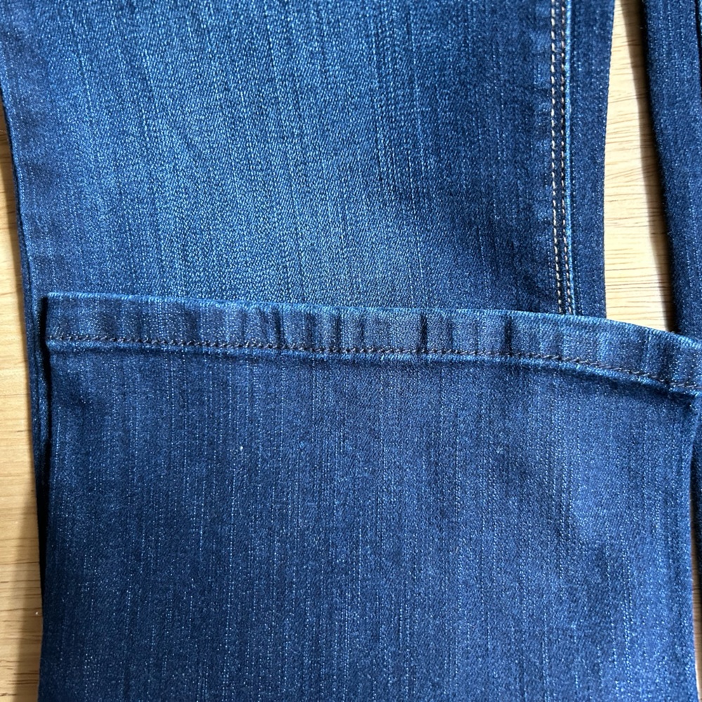 White House Black Market Boot Cut Mid Rise Jeans!! Size 4 but fits like a 6. - Picture 11 of 12